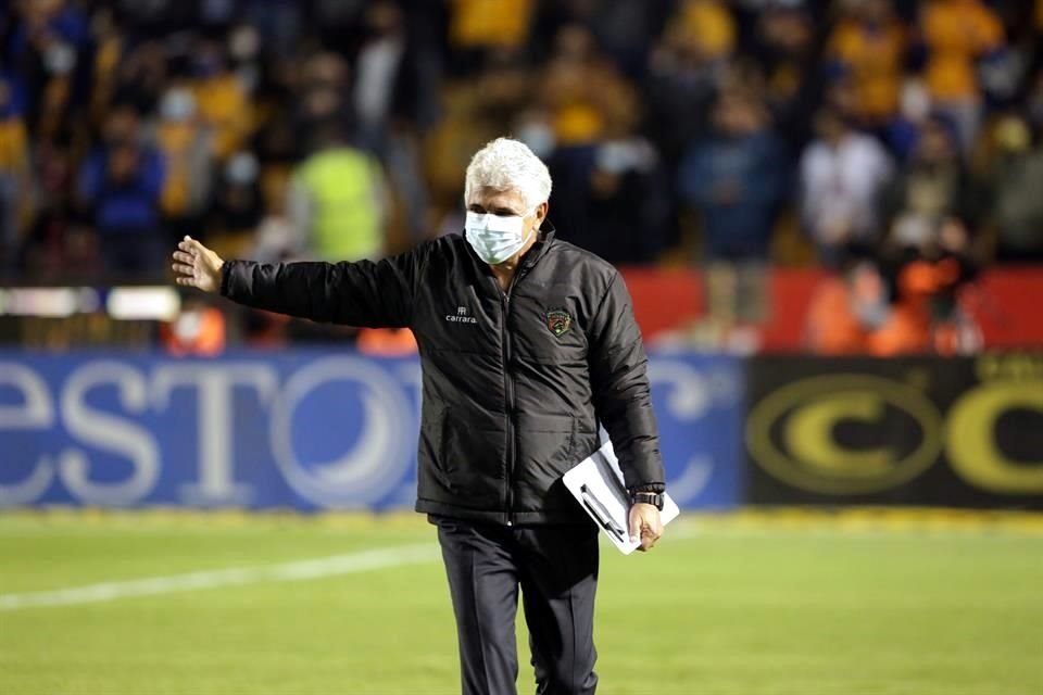 Ricardo Ferretti ofreció disculpas por todo lo que dijo el sábado en la sala de prensa del Estadio Universitario.