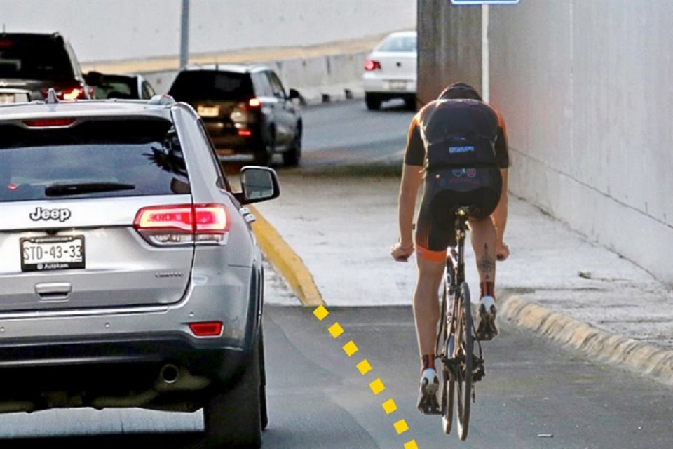 En la parte baja del paso a desnivel de la Avenida Alfonso Reyes y Calzada del Rosario una rampa para ciclistas se ha convertido en una adecuación vial de alto riesgo (en la circulación de poniente a oriente), ya que los automovilistas van de bajada, antes de tomar una curva.