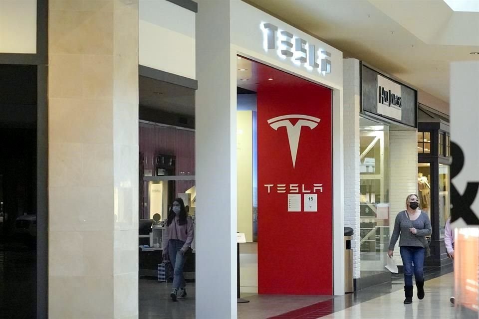 Pese a la caída de sus acciones, Tesla se ha mantenido por encima del billón de dólares en valor de mercado.