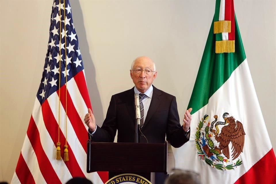 Ken Salazar ofreció una conferencia en su residencia oficial en la Ciudad de México.