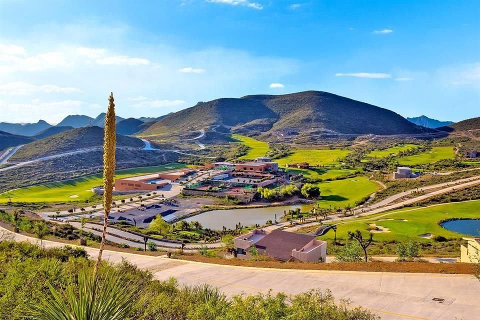 Disfruta el campo de golf en Terralta.