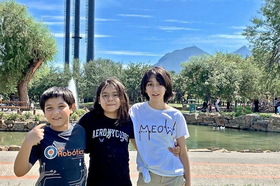 Antonio (izq. a der.), Maya y Amelie crearon una plataforma para acercar la salud mental a las niñas y los niños.