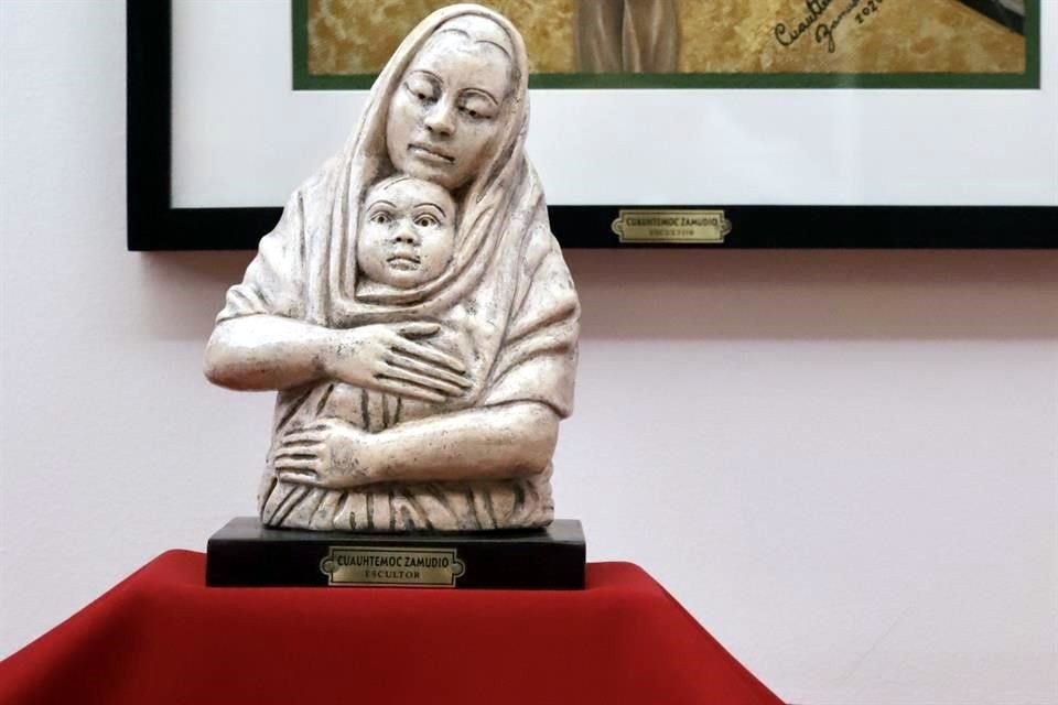 Escultura 'Maternidad' (2017); atrás: 'Piquín  y Lola' (2020).