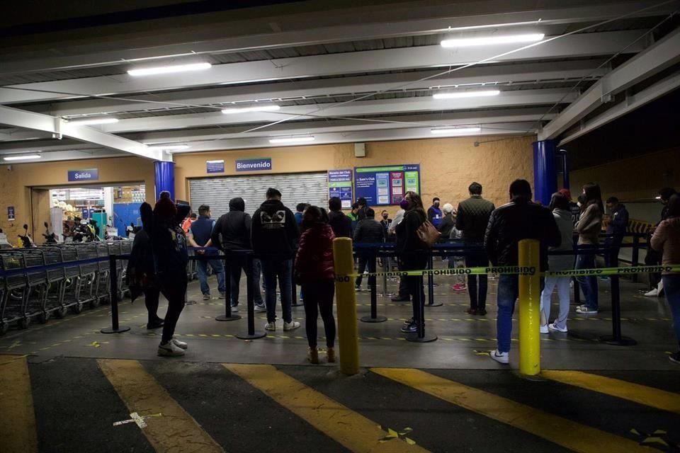 Algunos clientes esperaron más de dos horas para entrar.