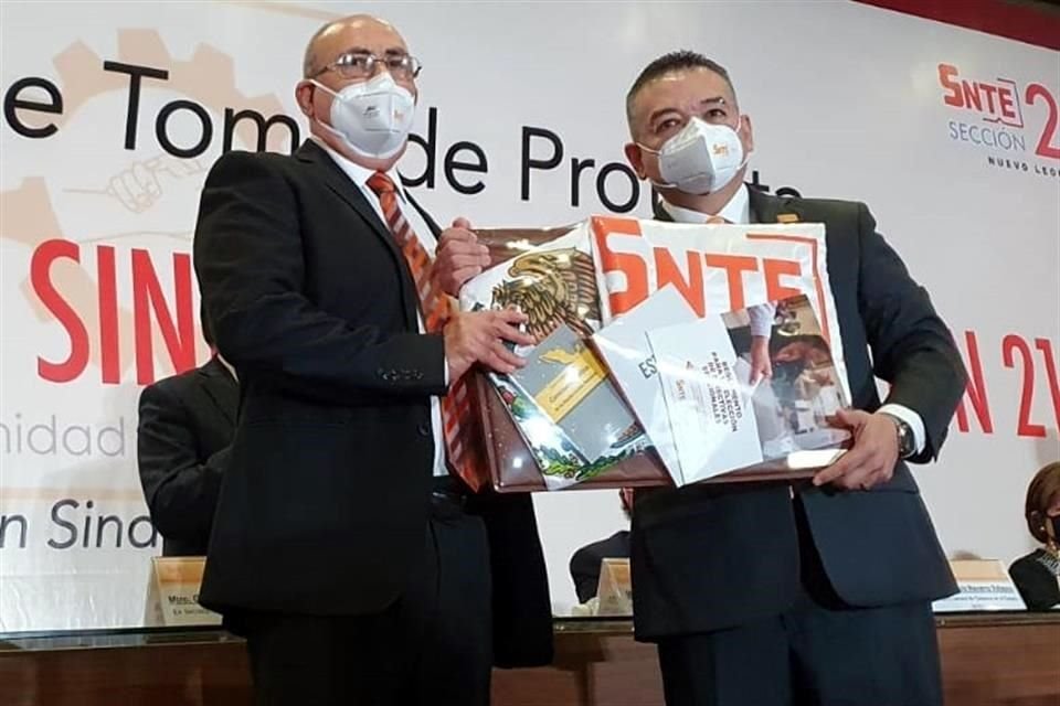 Guadalupe Salinas (izq.), ex líder de la Sección 21, al lado del nuevo dirigente, José Francisco Martínez Calderón.