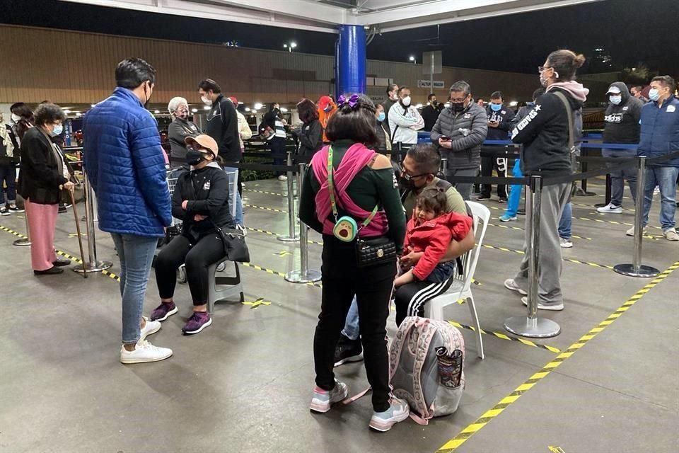 Marisol y Armando acudieron con sus hijas.