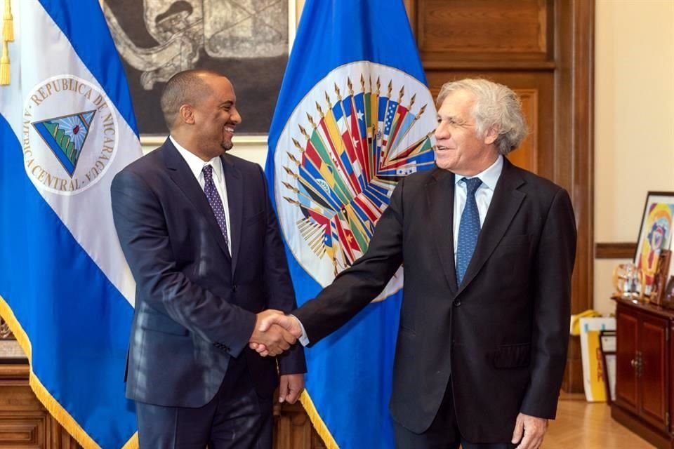 El Embajador de Nicaragua ante la OEA, Arturo McFields, al entregar sus credenciales a Luis Almagro, Secretario del órgano.