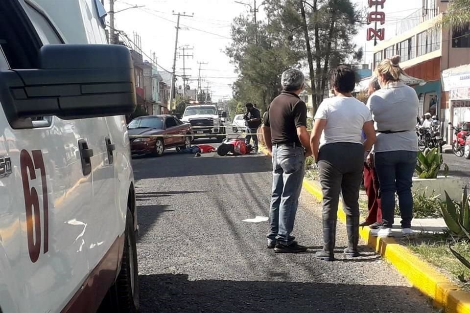 Un motociclista murió tras chocar contra un auto en la calle Agustín de Iturbide esquina José Gorostiza, Colonia Poesia Mexicana, Municipio de Ecatepec.