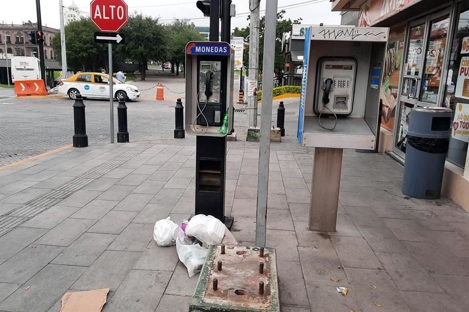Otra de las quejas de los habitantes del sector fue la basura que se acumula en las banquetas después de que cada fin de semana. 