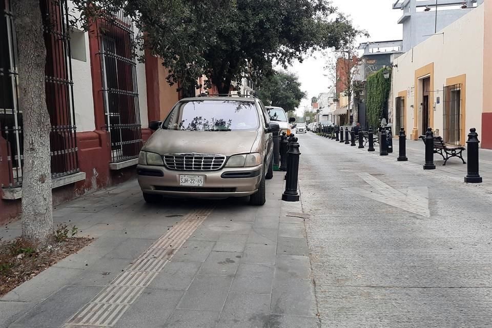 Las banquetas fueron ampliadas para mejorar la movilidad y accesibilidad de las personas, pero en cambio han sido tomadas por conductores que a diario estacionan sus vehículos sobre las aceras.