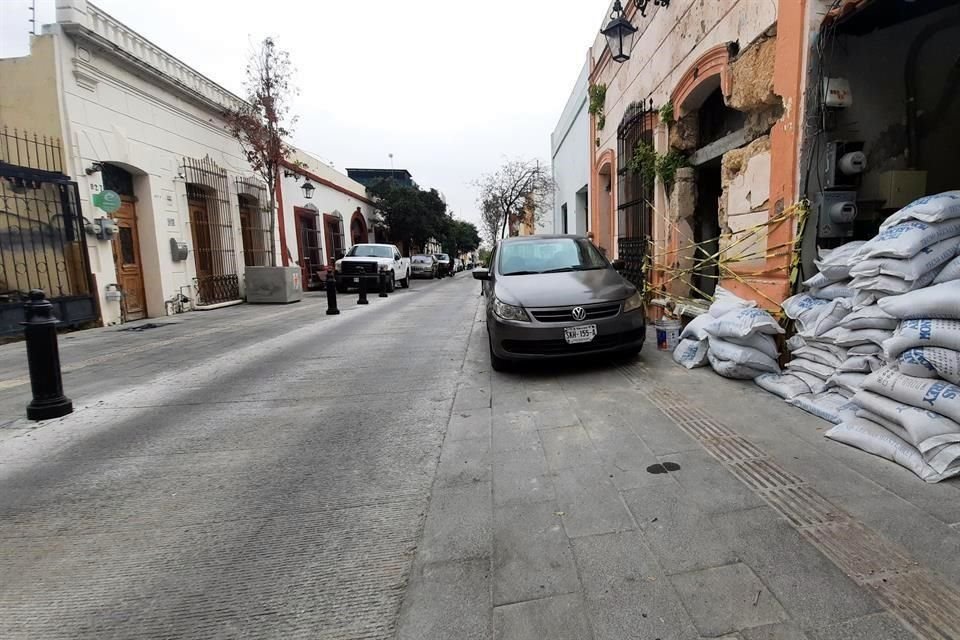 Vecinos se quejan de que en la calle José Mariano Abasolo los conductores obstaculizan el paso de las personas con sus vehículos mal estacionados.
