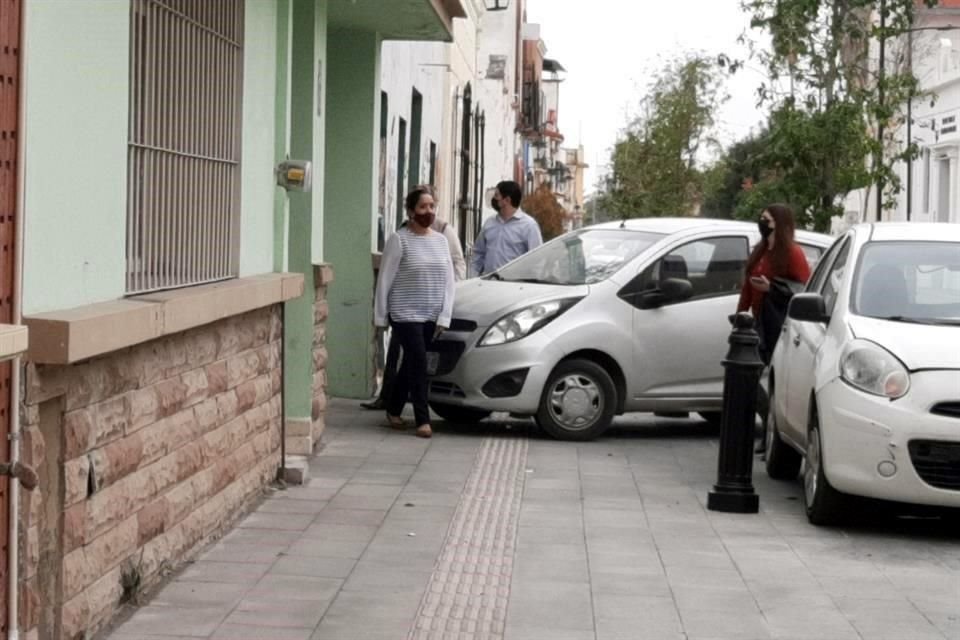 Incluso, algunos paseantes tienen que sacar la vuelta a los automóviles mal estacionados para poder continuar.