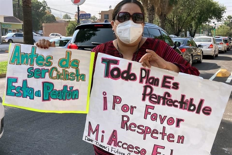 Mientras la vecina Norma Niño protestó en la Avenida Alfonso Reyes por el proyecto Vía Libre, el Municipio de San Pedro informó que plantará 61 árboles en el camellón de la vialidad.