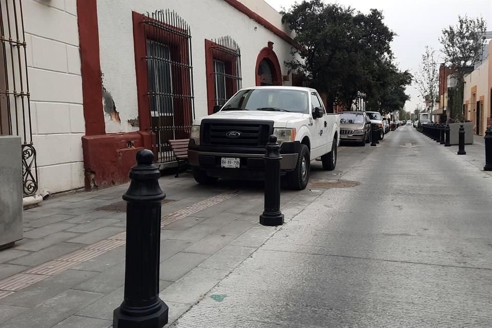 Varios vehículos fueron estacionados sobre la banqueta y sobre las guías táctiles que sirven para la movilidad de personas ciegas.