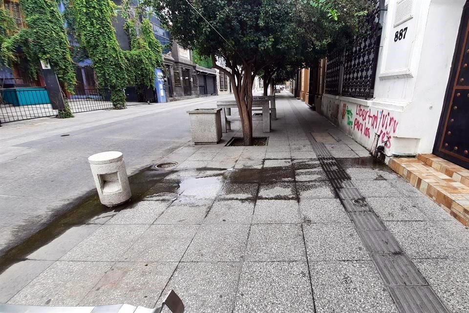 A unos metros de su cruce con Diego de Montemayor hay una fuga de agua de drenaje que despide malos olores.