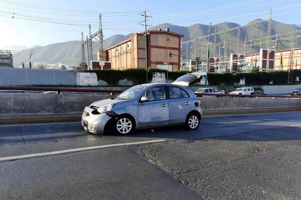 El sospechoso abandonó el auto tras el percance.