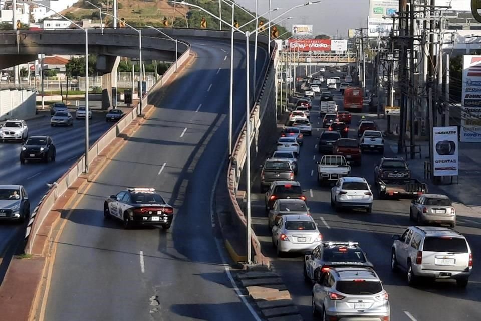 Por el cierre de la gaza, la Avenida Garza Sada registró caos vial en el sentido al norte.