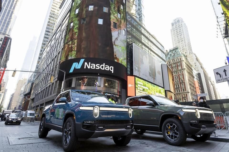 La pickup eléctrica Rivian R1T en Times Square, en Nueva York.