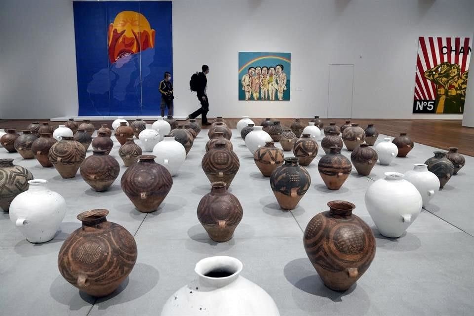Se expone una de las instalaciones de Weiwei, 'Whitewash', con antiguas jarras de barro chinas. A pesar de ello, el artista se mostró crítico.