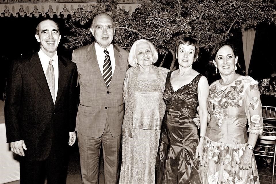CONSUELO CON SUS HERMANOS Y MAMÁ. Marcelo, Fernando, Consuelo Clariond de Canales y Susana Canales