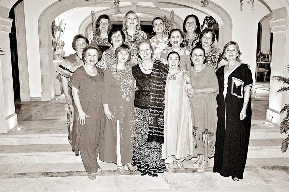 Con un grupo de amigas.