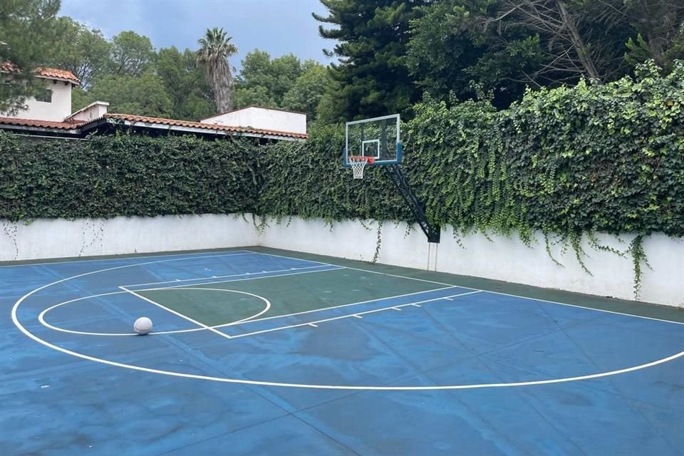 La casa cuenta con una cancha para jugar basquetbol.