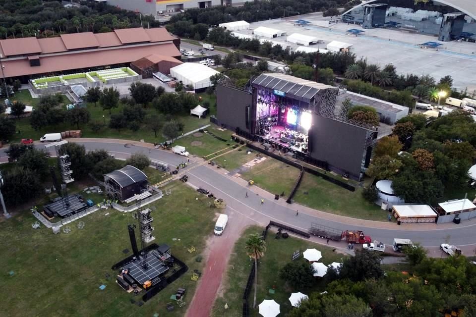 Ayer cientos de empleados trabajaban en el Parque Fundidora para ultimar detalles de la fastuosa producción que pretende apantallar a una audiencia estimada de 60 mil personas.