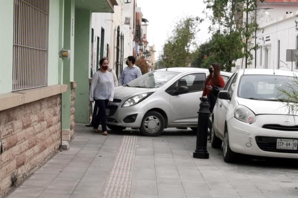 Diariamente conductores invaden las banquetas ampliadas en la calle Abasolo, en el Barrio Antiguo.
