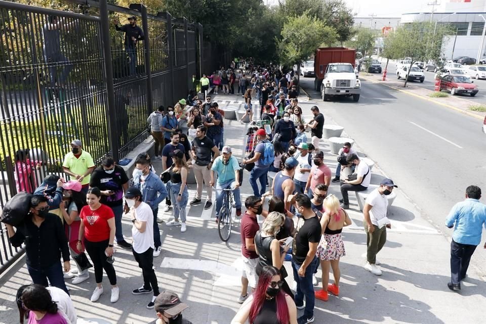 A las 14:48 horas comenzaron a ingresar los primeros asistentes al Festival Pa'l Norte en Parque Fundidora.