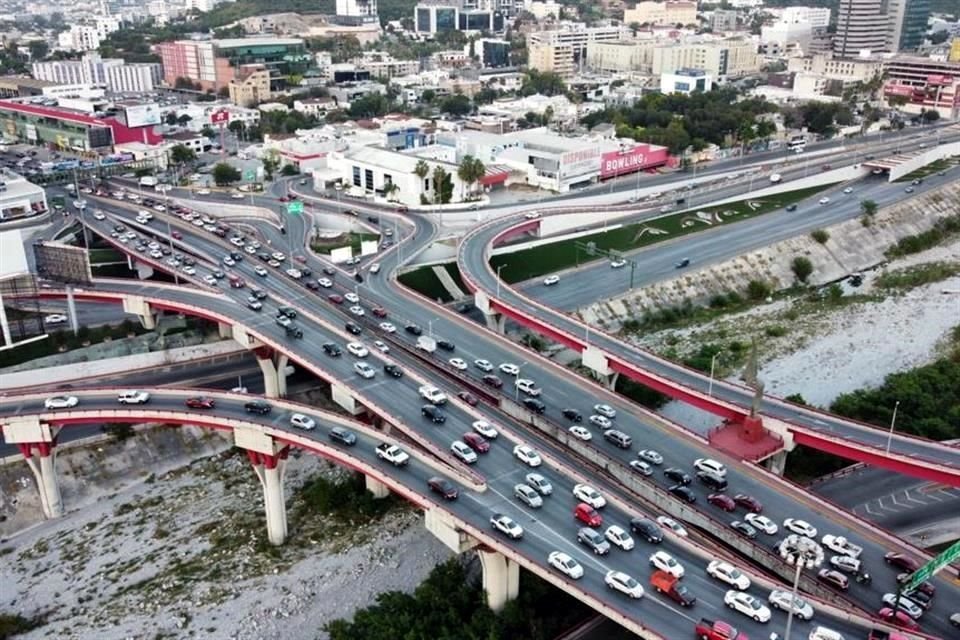 A pesar del operativo de Tránsito de Monterrey, las principales avenidas han registrado caos vial por el fin de semana.