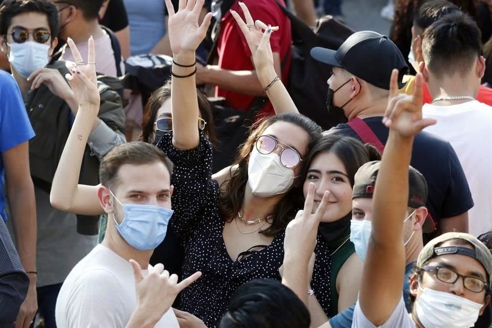 Y la espera terminó. Miles de fanáticos se dieron cita en el Parque Fundidora para disfrutar de sus artistas favoritos en el arranque del Festival Pa'l Norte, que se pospuso 20 meses por la pandemia.