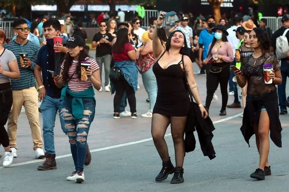 Y la espera terminó. Miles de fanáticos se dieron cita en el Parque Fundidora para disfrutar de sus artistas favoritos en el arranque del Festival Pa'l Norte, que se pospuso 20 meses por la pandemia.