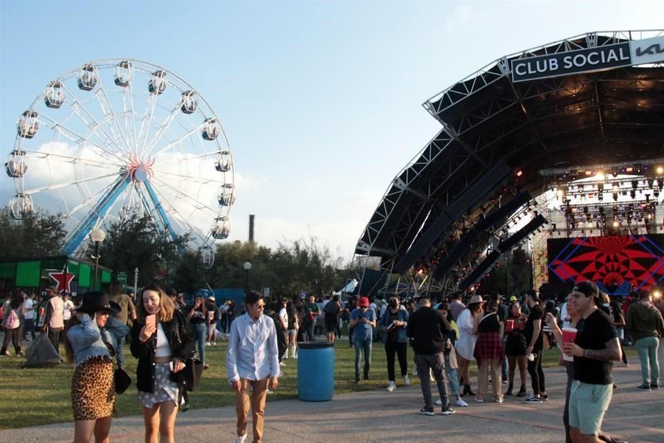 Y la espera terminó. Miles de fanáticos se dieron cita en el Parque Fundidora para disfrutar de sus artistas favoritos en el arranque del Festival Pa'l Norte, que se pospuso 20 meses por la pandemia.