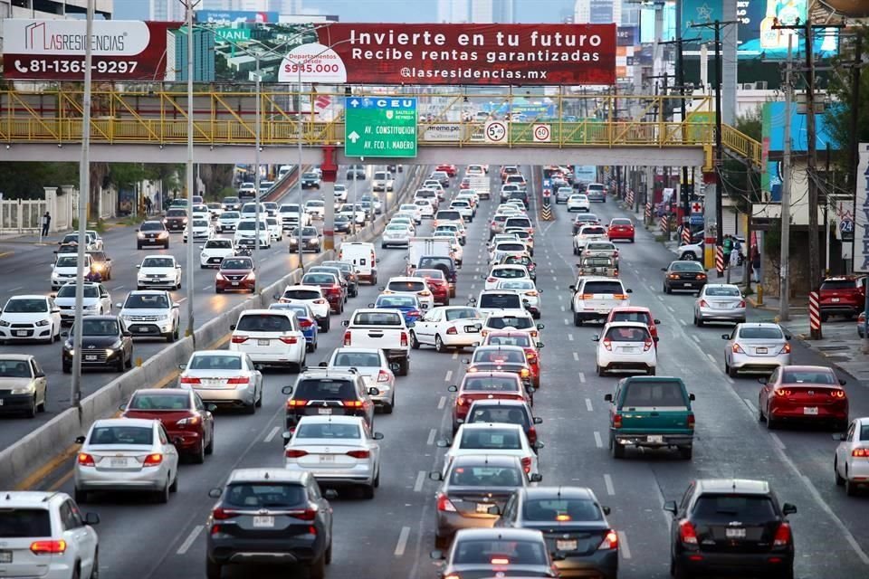 Para las 17:00 horas, la afluencia de automóviles era notoria y aumentó hasta colapsar la vialidad por momentos.