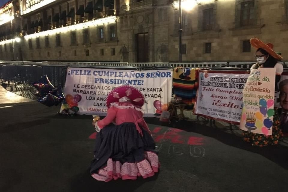 Tres mujeres, que se autonombran Las Adelitas de Andrés Manuel y Las Adelitas del Caribe de Andrés Manuel, llegaron con el mariachi Alma Latina de Garibaldi.