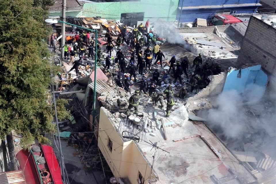 En las maniobras de rescate participaron equipos de Bomberos, Protección Civil y de la SSC.