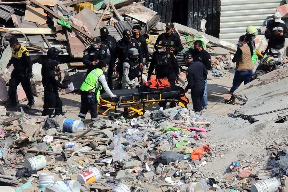 A minutos del siniestro, vecinos, policías, bomberos y paramédicos comenzaron a remover los escombros. Se decía que personas estaban dentro, una de ellas era Marlene Santos, de 20 años.