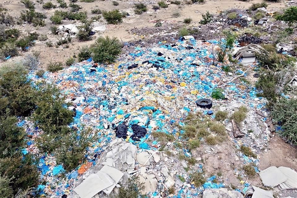 En Marín, luego de que hace dos años fue limpiado un megatiradero justo frente al confinamiento a cargo de Simeprode, montañas de basura y cientos de llantas han vuelto a acumularse.