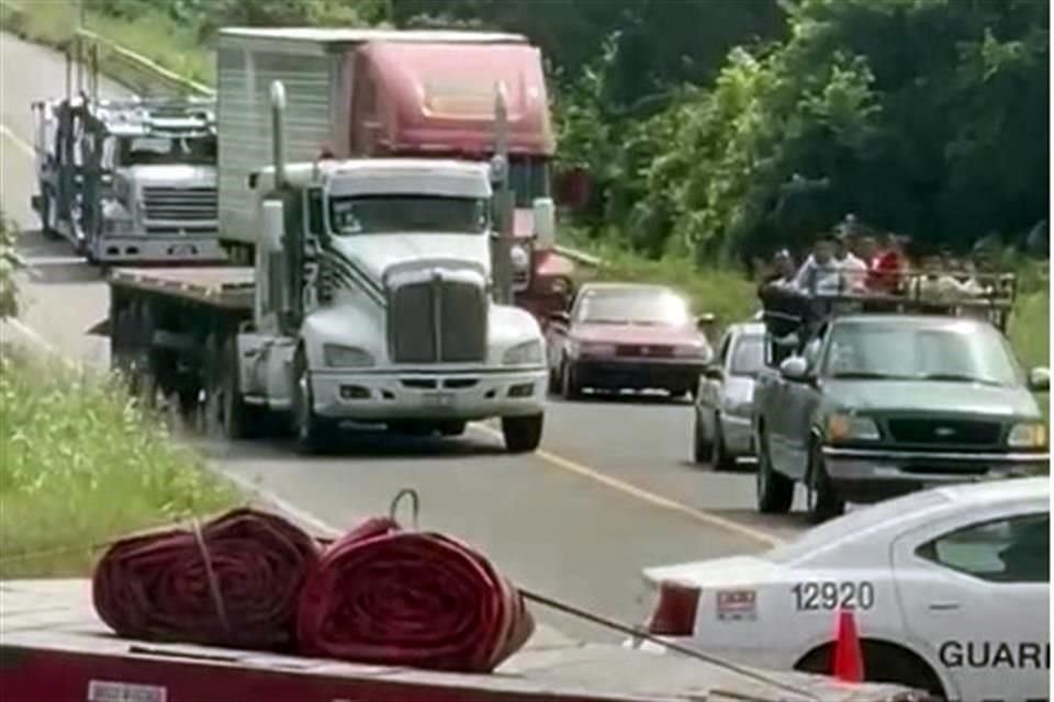 La GN implementó un operativo junto con el INM para impedir que conductores de tráileres u otros vehículos de carga, ayudaran a integrantes de la caravana a movilizarse.