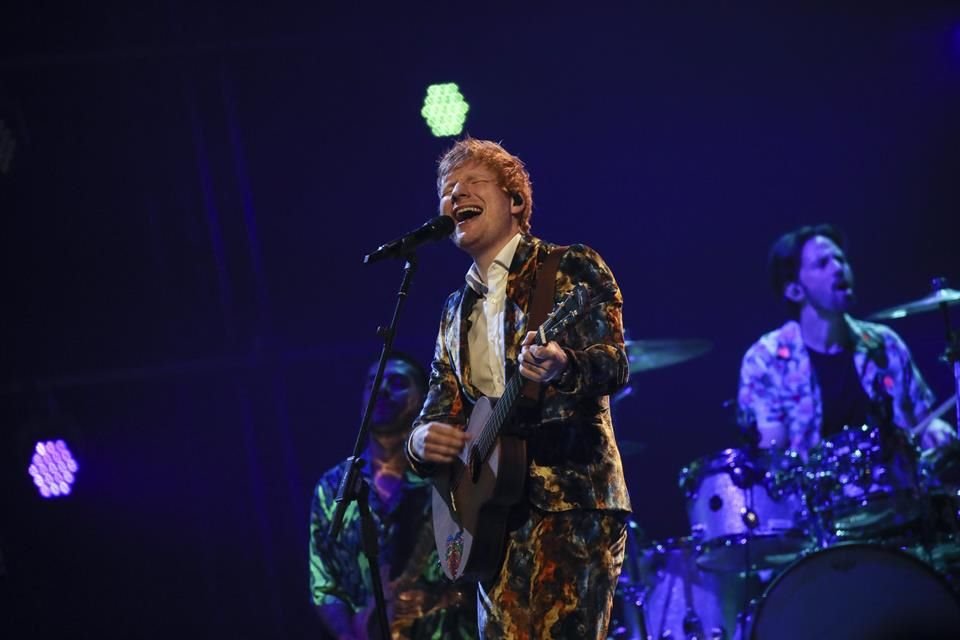 Ed Sheeran, interpretó 'Overpass Graffitti' y 'Shivers', además, se llevó los premios a Mejor Artista y Mejor Canción.