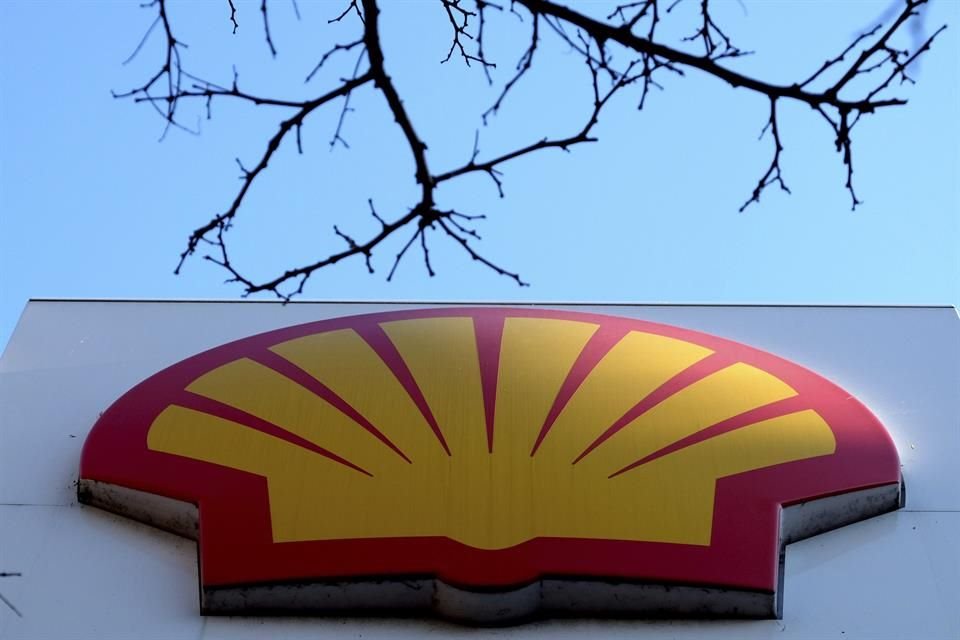 The Shell logo at a petrol station in London on Jan. 20, 2016.