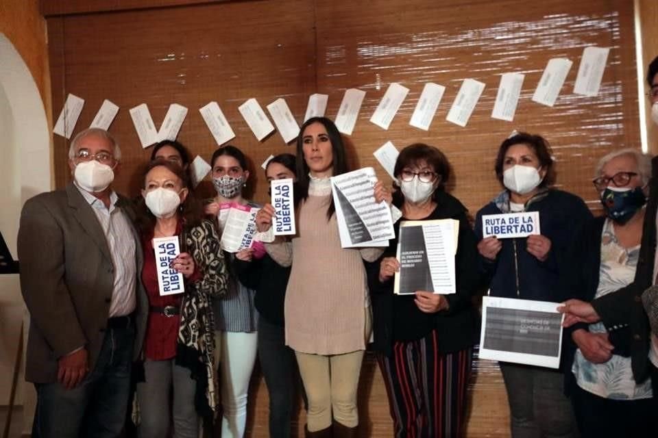 Familiares de Robles, incluida su hija Mónica Moguel, en conferencia en casa de la ex funcionaria, en Coyoacán.