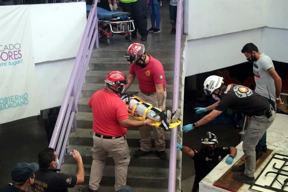 La caída fue reportada alrededor de las 13:30 horas, en las escaleras que se usan para descender del tercer al segundo piso del mercado.