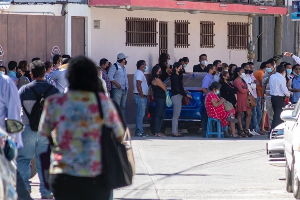 Más de cien personas que aspiran a un cargo en el Gobierno de Guerrero se formaron por más de cuatro horas para esperar a Félix Salgado.