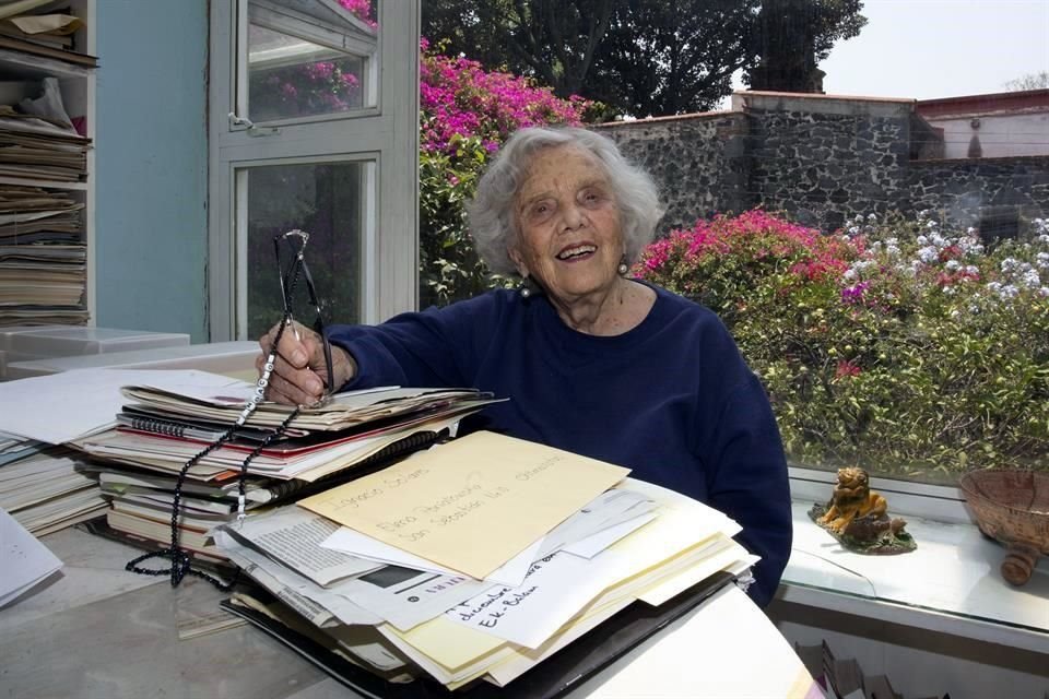 La escritora y periodista en su casa en un retrato del pasado mes de abril.