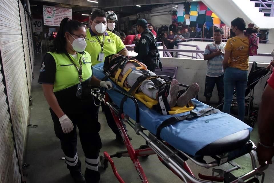 Elementos de Protección Civil trasladaron a Azli Ixel, de 4 años, al Hospital Universitario.