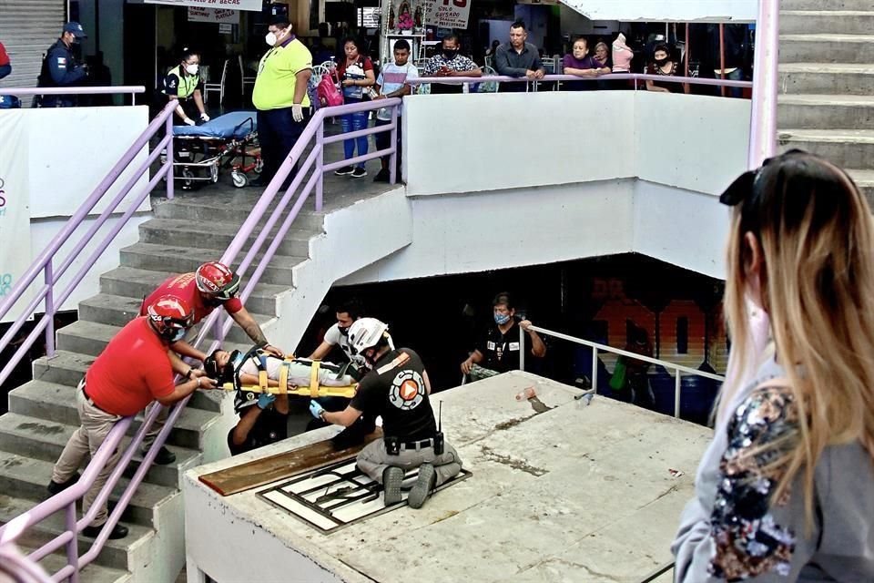 La niña cayó sobre el techo de una caseta de vigilancia, en el Mercado Fundadores.
