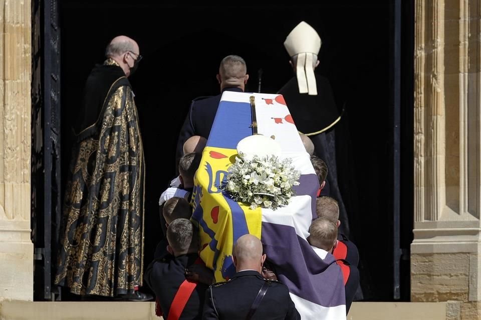 El cuerpo de Felipe ingresó a la Capilla de San Jorge, en el Castillo de Windsor, a las 15:00 horas tiempo local. En ese mismo lugar fue donde se casó con la Reina Isabel II hace 73 años.