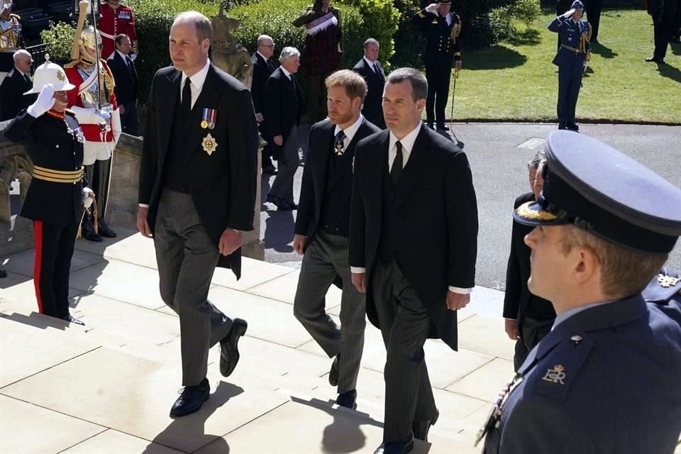 Los Príncipes Guillermo (izq.) y Enrique (atrás), quienes llevan distnaciados más de un año, no caminaron lado a lado. No obstante, una vez terminada la ceremonia se les vio conversando.