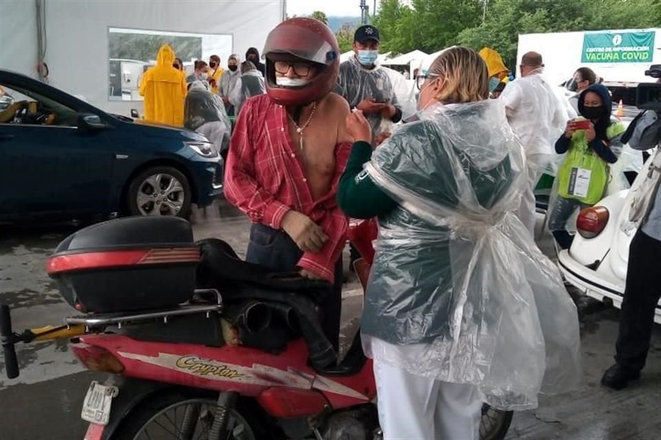 Algunos adultos mayores llegaron hasta en motocicleta a recibir su vacuna.